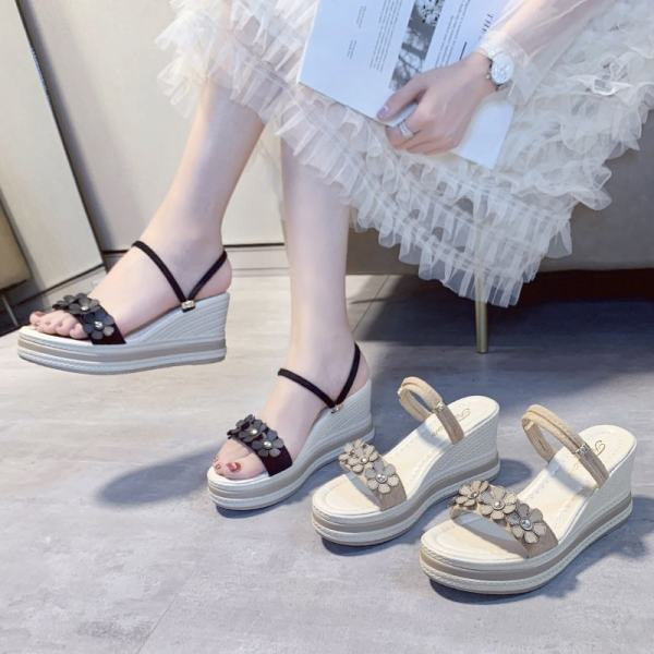 Ženske sandale sa platformom i 3D elementima