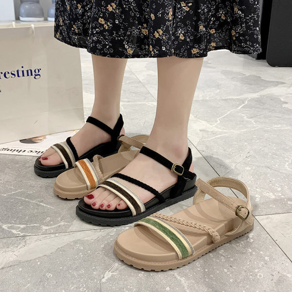 Aktuelne ženske sandale sa ravnim đonom i kopčom