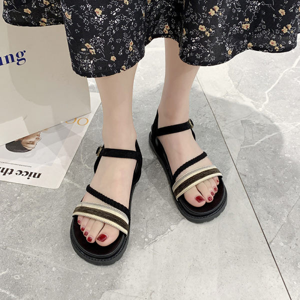 Aktuelne ženske sandale sa ravnim đonom i kopčom