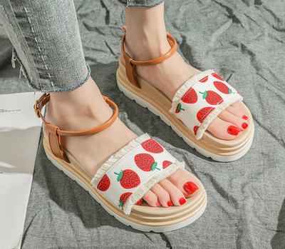 Naujo modelio moteriškos basutės su aplikacijomis ir dirželiu