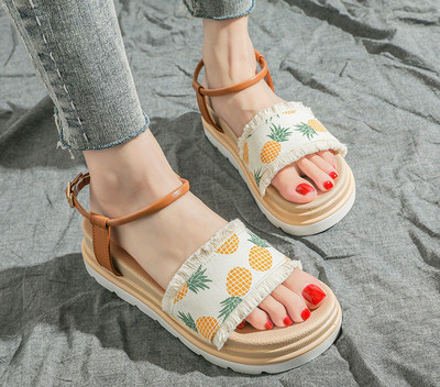 Naujo modelio moteriškos basutės su aplikacijomis ir dirželiu