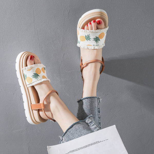 Naujo modelio moteriškos basutės su aplikacijomis ir dirželiu