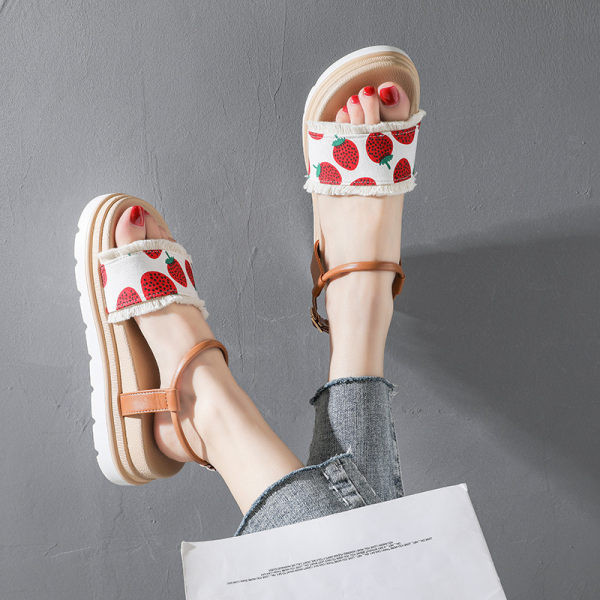 Naujo modelio moteriškos basutės su aplikacijomis ir dirželiu