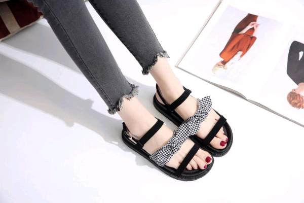 Ležerne ženske sandale s ravnim potplatom i kariranom trakom