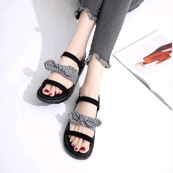 Ležerne ženske sandale s ravnim potplatom i kariranom trakom