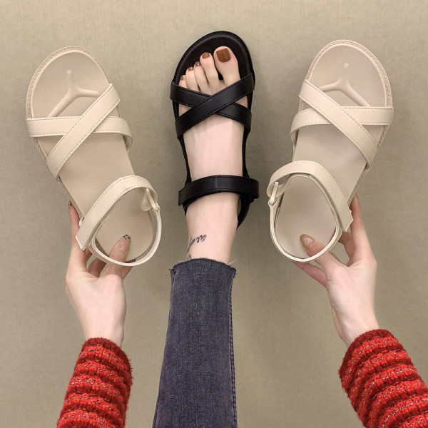 Novi model ženskih kožnih sandala sa ravnim đonom u bež i crnoj boji