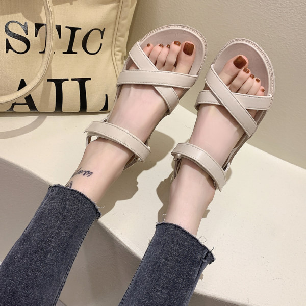 Novi model ženskih kožnih sandala sa ravnim đonom u bež i crnoj boji