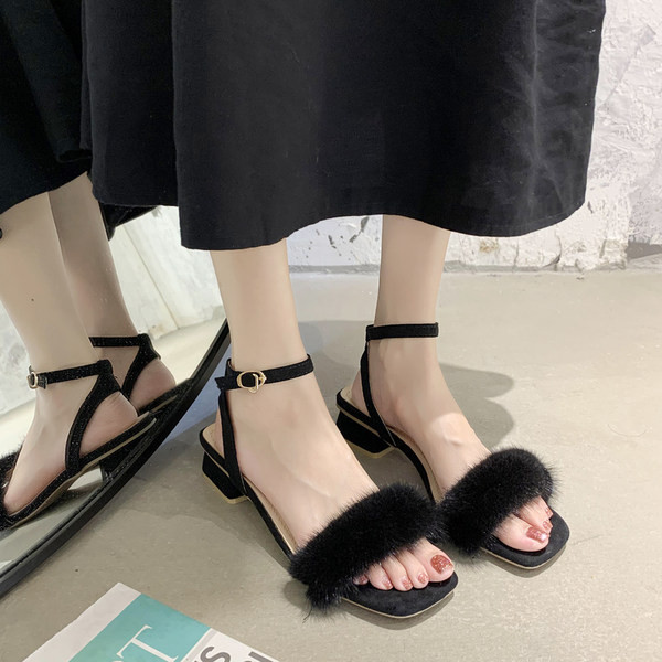 Model nou de sandale dama cu toc patrat si puf