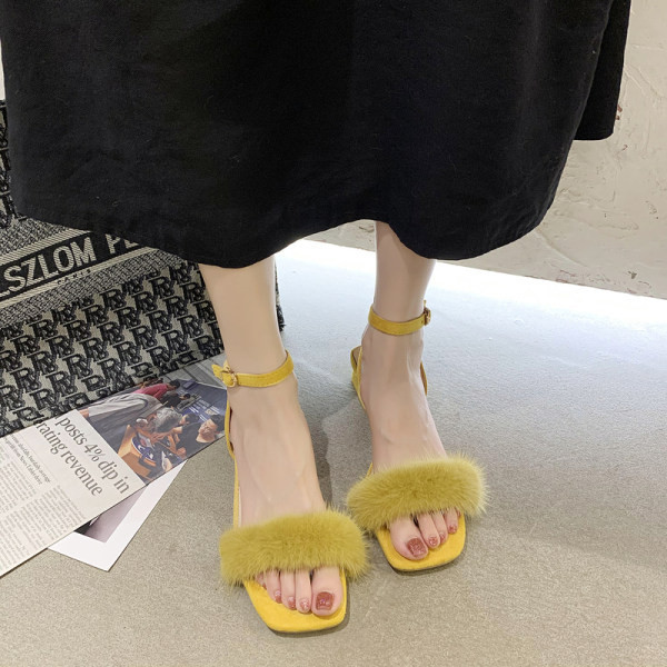 Model nou de sandale dama cu toc patrat si puf