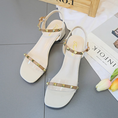 Ležerne sandale s metalnim zakovicama i debelom petom