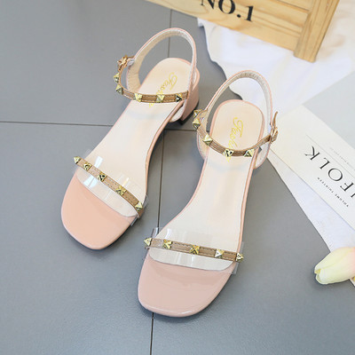 Ležerne sandale s metalnim zakovicama i debelom petom