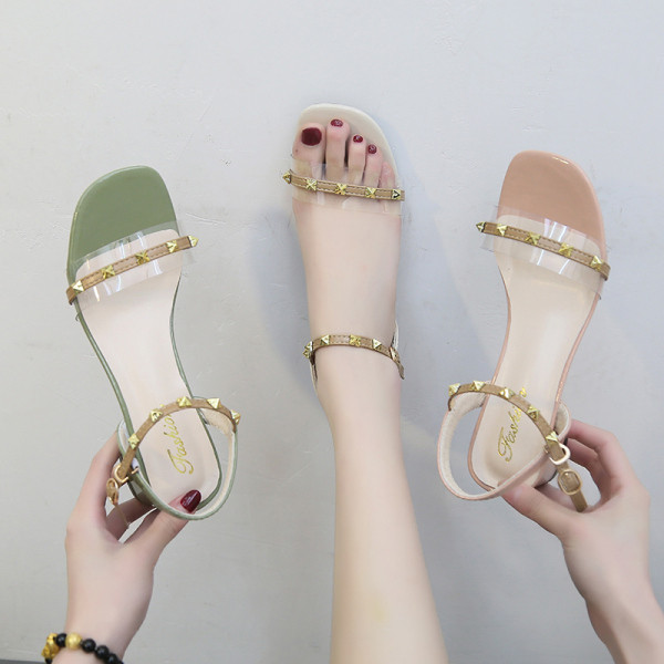 Ležerne sandale s metalnim zakovicama i debelom petom