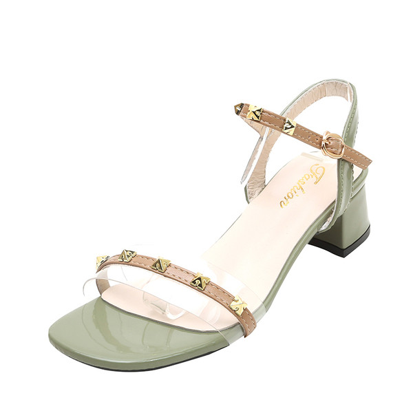 Ležerne sandale s metalnim zakovicama i debelom petom