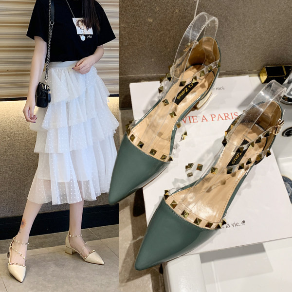 Špic model sandala s niskom petom i metalnim elementima