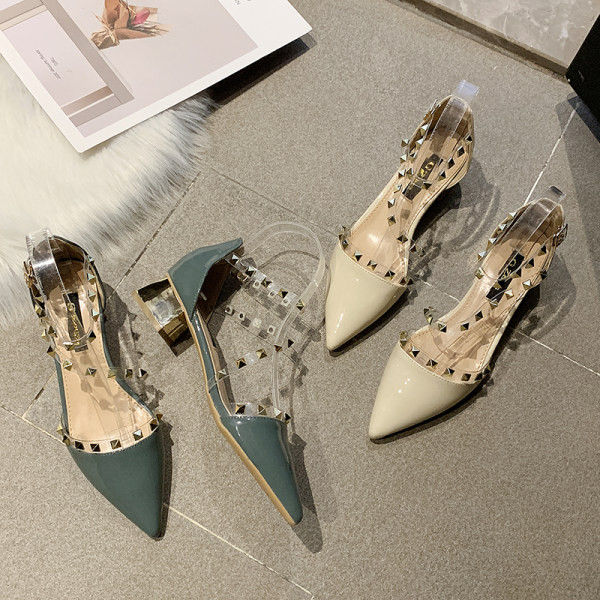 Špic model sandala s niskom petom i metalnim elementima