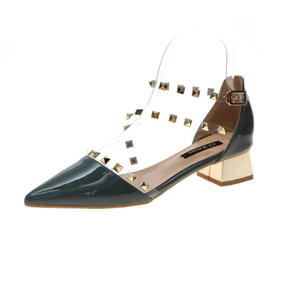 Špic model sandala s niskom petom i metalnim elementima