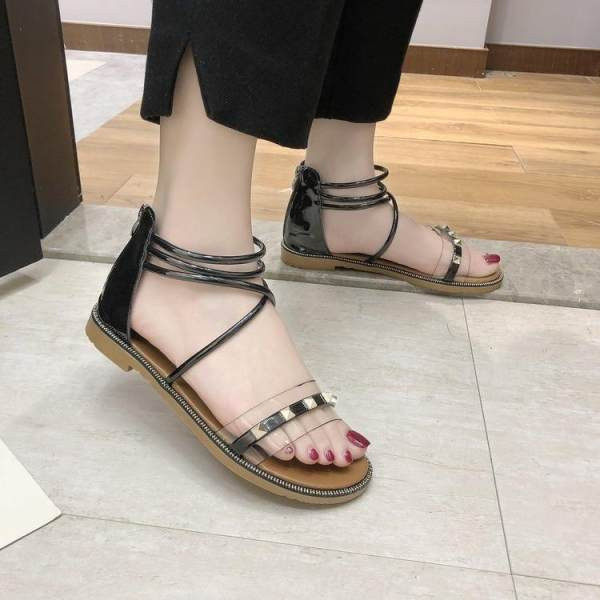 Ležerne ženske sandale s metalnim ukrasima i ravnim potplatom