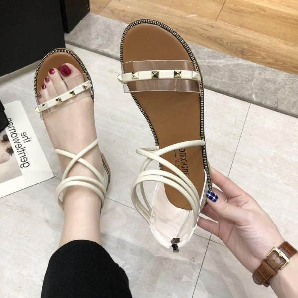 Ležerne ženske sandale s metalnim ukrasima i ravnim potplatom