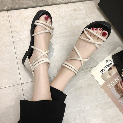 Γυναικεία σανδάλια με σταυρωτά στοιχεία και φερμουάρ