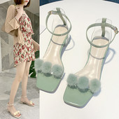 Šiuolaikinės moteriškos basutės su pūkais ir petnešėlėmis