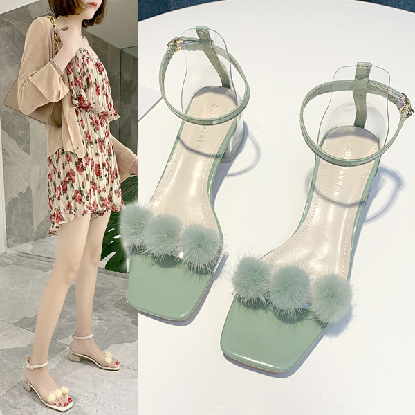 Šiuolaikinės moteriškos basutės su pūkais ir petnešėlėmis