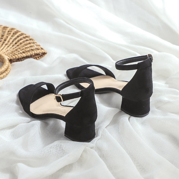 Model nou de sandale de dama din piele intoarsa cu toc patrat