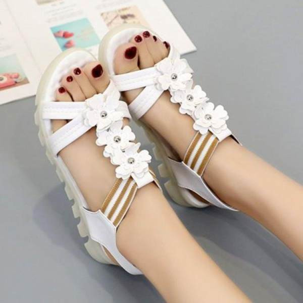Ženske sandale s 3D cvjetnim elementom i ravnim potplatom