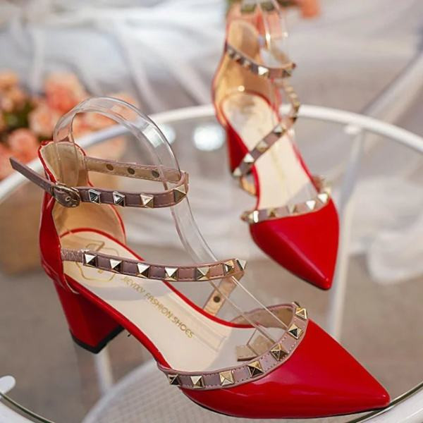 Ženske sandale sa metalnim elementima i petom