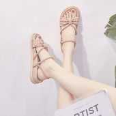 Ženske ležerne sandale s kariranom trakom i ravnim potplatom