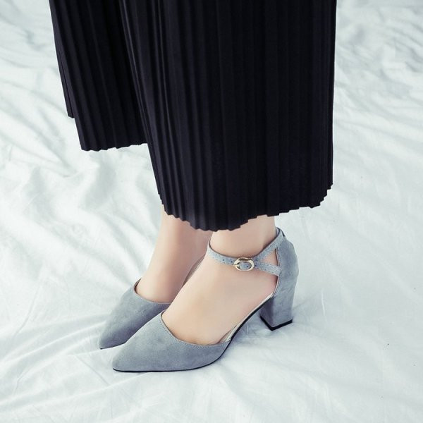 Obični model sandala od eko brušene kože sa debelom petom