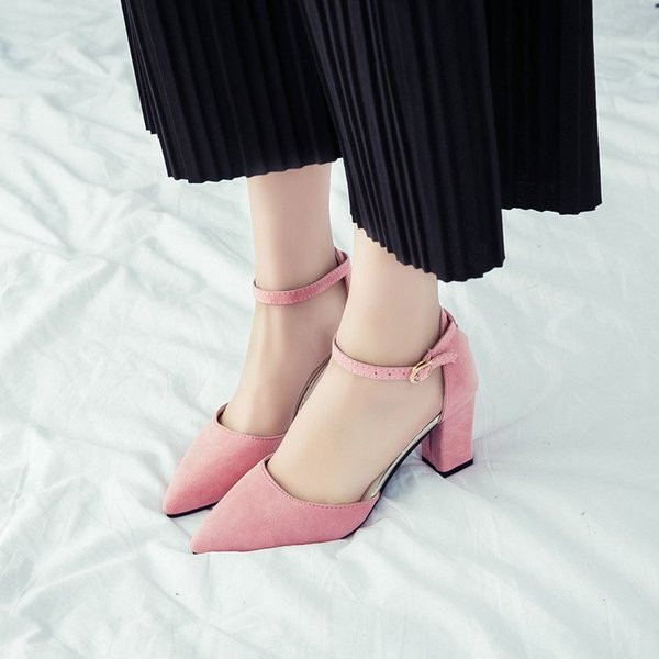 Obični model sandala od eko brušene kože sa debelom petom