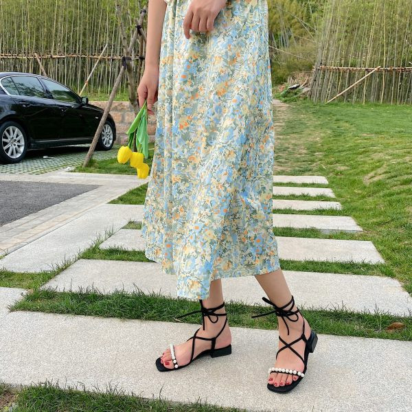 Model nou de sandale dama cu perle si sireturi