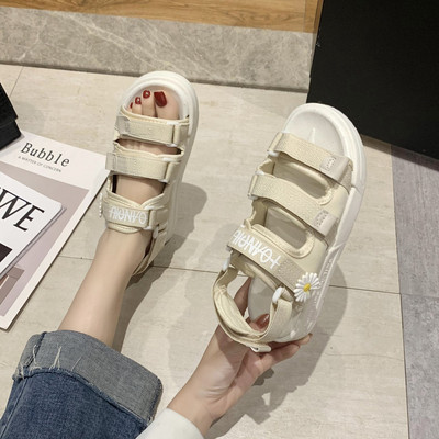 Ležerne ženske sandale sa 3D elementom i natpisom