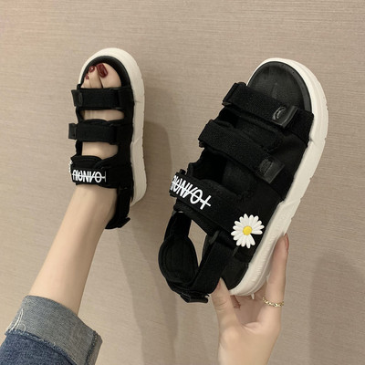 Ležerne ženske sandale sa 3D elementom i natpisom