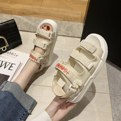 Ležerne ženske sandale sa 3D elementom i natpisom