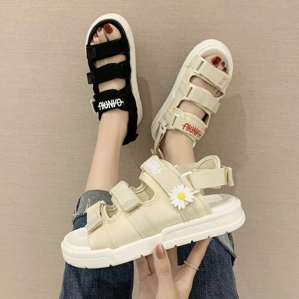 Ležerne ženske sandale sa 3D elementom i natpisom