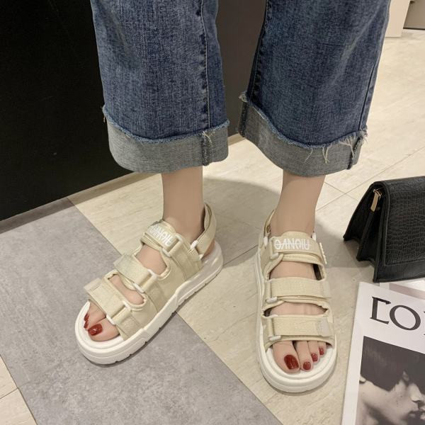 Ležerne ženske sandale sa 3D elementom i natpisom