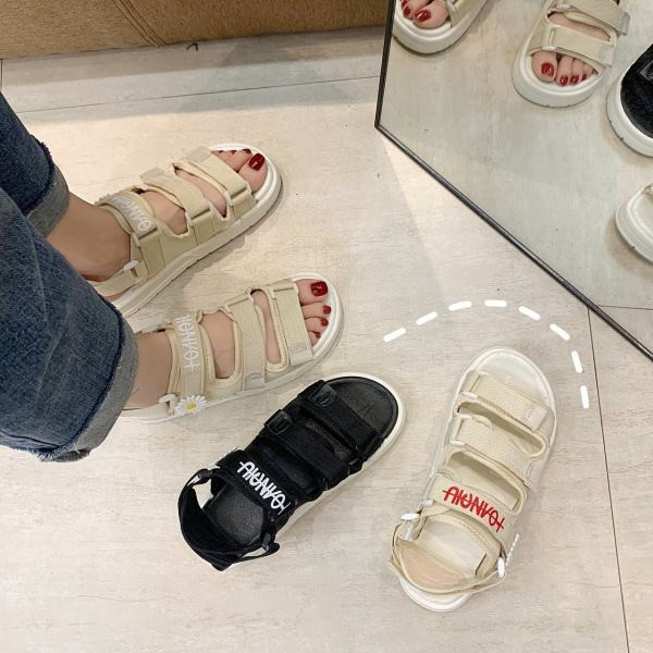 Ležerne ženske sandale sa 3D elementom i natpisom