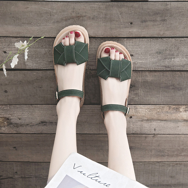 Modernūs moteriški dirbtinės odos sandalai su dirželiu