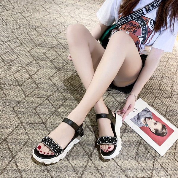 Ležerne ženske sandale sa biserima i kopčom