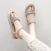 Moderne ženske sandale s ravnim potplatom i remenom