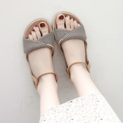 Moderne ženske sandale s ravnim potplatom i remenom