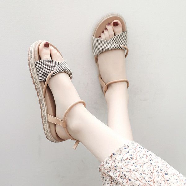 Moderne ženske sandale s ravnim potplatom i remenom