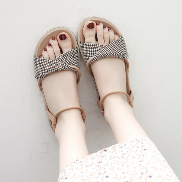 Moderne ženske sandale s ravnim potplatom i remenom