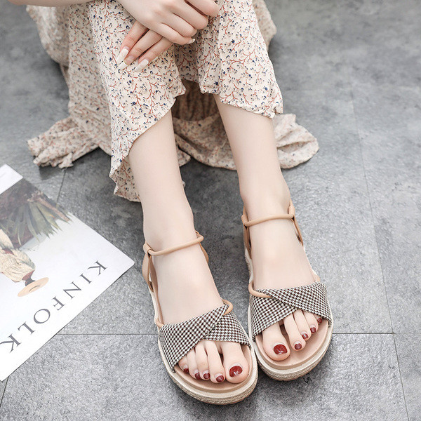 Moderne ženske sandale s ravnim potplatom i remenom