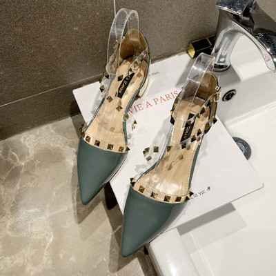 Šiuolaikinės moteriškos smailios basutės su kulnu ir metaliniais elementais