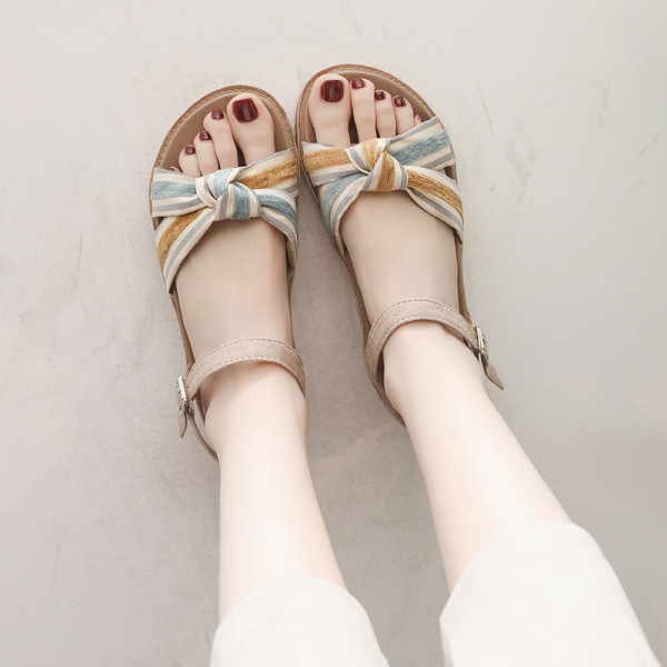 Šarene ženske sandale s kopčom i ravnim potplatom