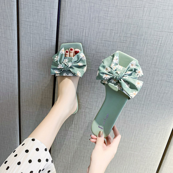 Papuci moderni de damă cu o panglică