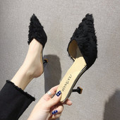 Moderne ženske papuče u špic s tankom petom