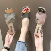 Šiuolaikinės moteriškos šlepetės žemakulniais